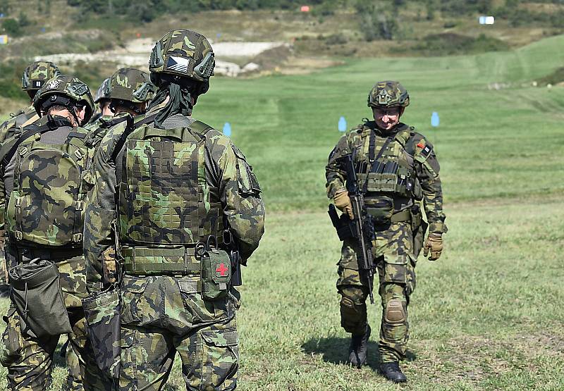 Instruktoři 4. brigády rychlého nasazení v Žatci střílí s útočnými puškami Bren na vojenské střelnici ve Vršovicích u Loun.