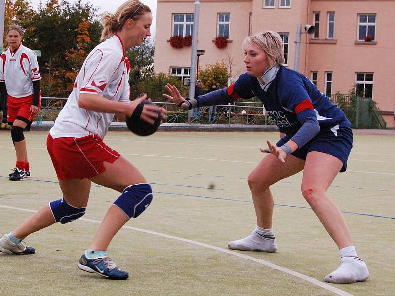 Utkání podzimní části I. ligy národní házené Žatce se Studénkou. V bílém Lenka Wüstová.