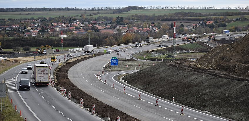 Výstavba dálnice D7 Praha - Chomutov u Chlumčan na Lounsku. Archivní foto