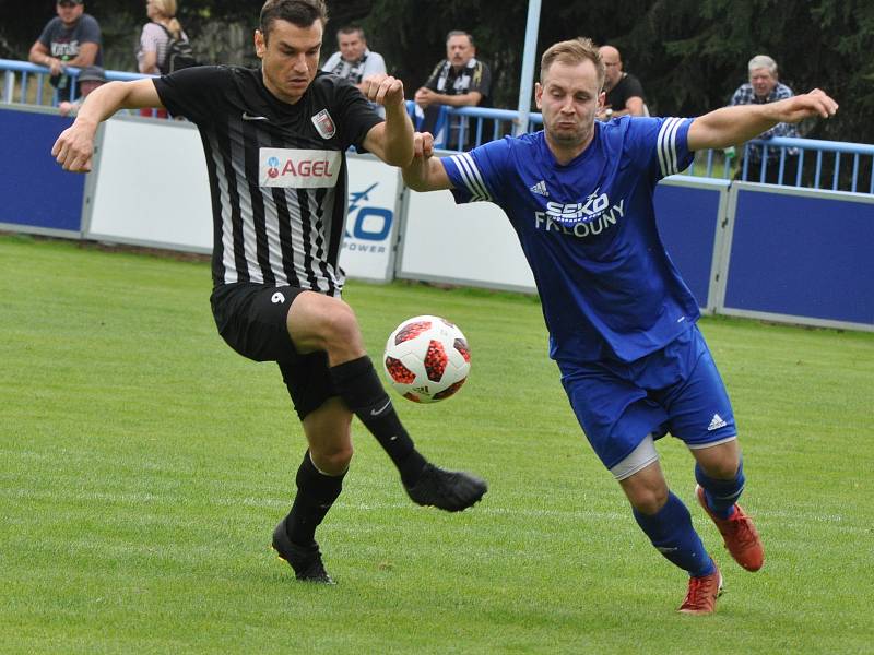 Fotbalisté Loun (v modrém) si již v domácím poháru nezahrají. Podlehli doma Brandýsu 0:2.