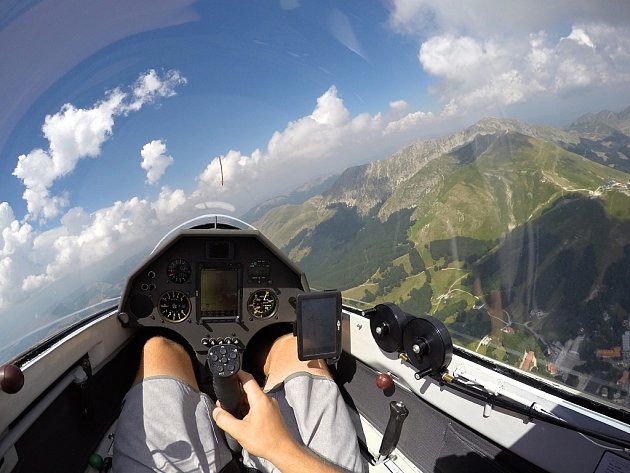 Létání nad horami je krásné. Foto je pořízeno z kabiny letadla Ondřeje Dvořáka. 