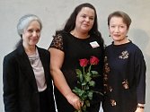 Jana Hendrychová (uprostřed), oceněná sociální pracovnice z Loun, s patronkou projektu Hanou Maciuchovou a Táňou Fischerovou