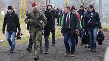 Prezident Miloš Zeman se setkal s vojáky ze žatecké 4. brigády rychlého nasazení na střelnici ve Vršovicích u Loun
