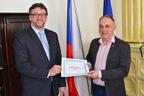 Lounská ZŠ Přemyslovců získala certifikát Katedrová škola Univerzity Karlovy, k předání došlo na lounské radnici.