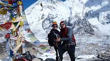 Petra a Štěpán Kotkovi na vyhlídkové hoře Kala Pattar (5545 m.n.m.). Za nimi je vrchol Everestu