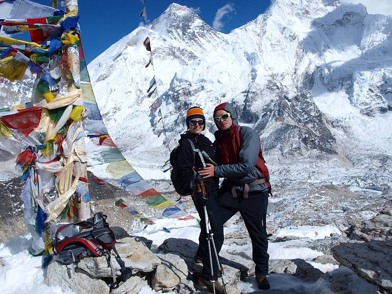 Petra a Štěpán Kotkovi na vyhlídkové hoře Kala Pattar (5545 m.n.m.). Za nimi je vrchol Everestu