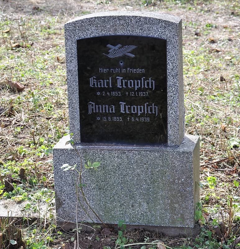 Náhrobky na hřbitově v Přibenicích na Podbořansku na jihu Ústeckého kraje.