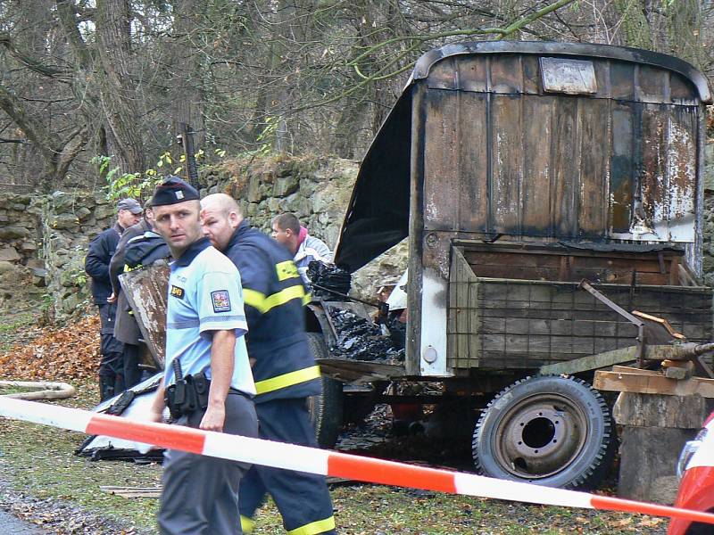 Maringotka po požáru v Petrohradu na Podbořansku. Uvnitř bylo nalezeno ženské tělo