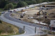 Dostavba dálnice D7 v úseku obchvatu Loun. Právě opravy či stavby dálnic patří mezi klíčové projekty, kterých by se úspory podle expertů dotknout neměly.