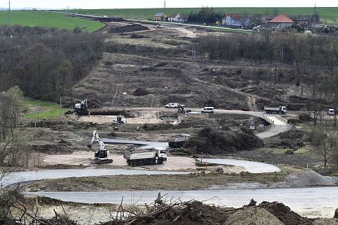 V Žiželicích na Žatecku se s přicházejícím jarem rozeběhly práce na stavbě obchvatu silnice I/27 Most – Plzeň.