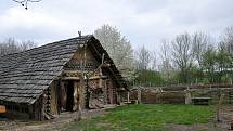 Unikátní archeologický skanzen v Březně u Loun je opět otevřený pro veřejnost.