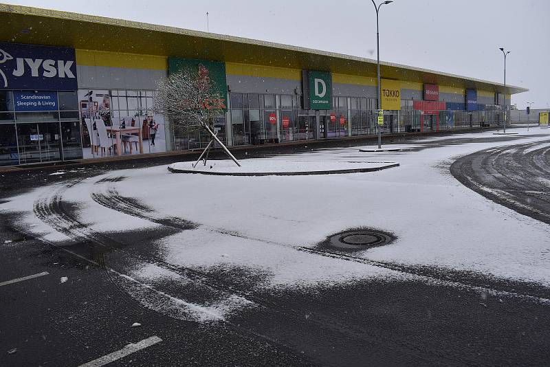 Parkoviště u nákupních center o svátcích osiřela. Jednou z mála možností, kde je možné něco koupit, jsou benzínové pumpy.