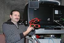 Ředitel žateckého divadla Martin Veselý ukazuje nový digitální promítací přístroj a brýle, s jejichž pomocí mohou diváci v Žatci sledovat i moderní 3D filmy. 
