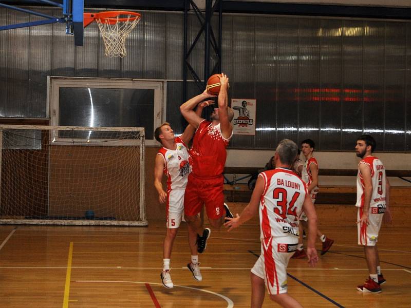 Basketbalisté Chomutova (v červeném) si bez problémů poradili s celkem Loun na jeho palubovce.