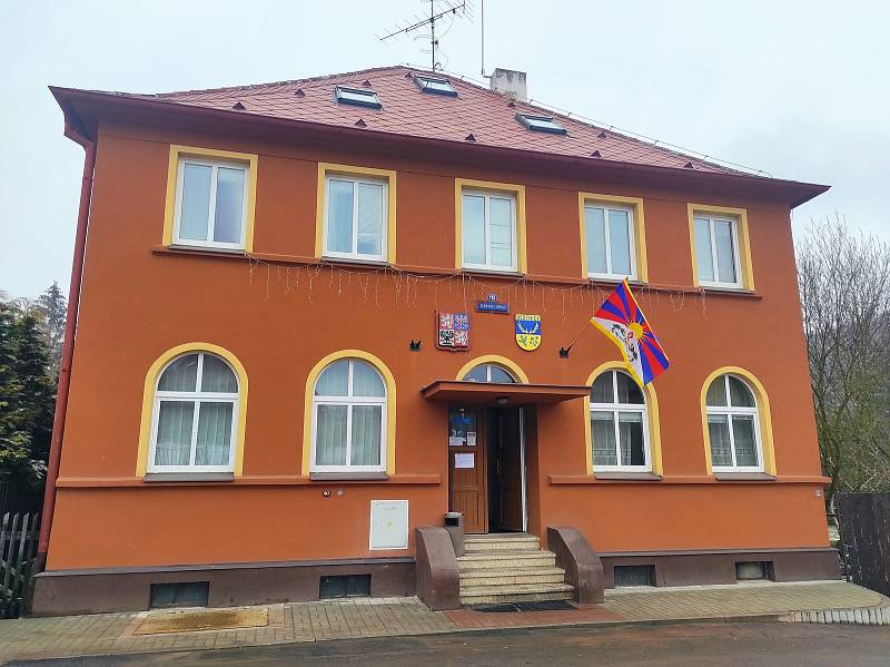 Tibetská vlajka na budově obecního úřadu v Deštnici.