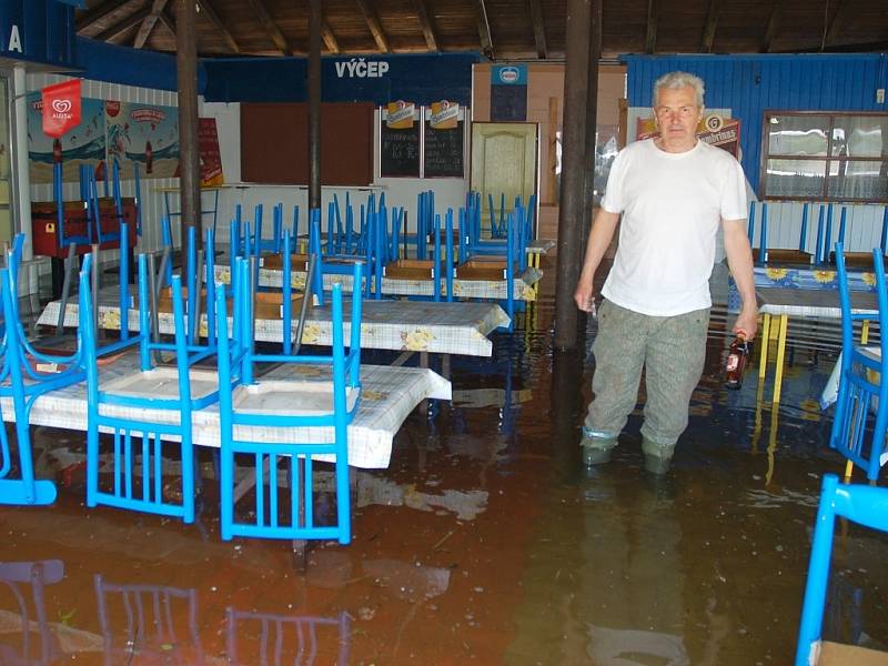 Přemysl Hála, správce kempu U Hráze na břehu Nechranické přehrady prochází zatopenou restaurací