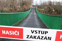 Most přes Ohři v Radonicích na Lounsku je ve špatném stavu, v minulých dnech byl uzavřen i pro pěší. 