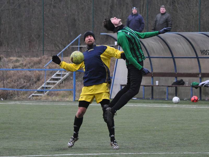 Vrbno (v zeleném) přijelo pouze s 8 hráči a tak si jeho dres oblékli i tři hráči soupeře a právě Jan Škoda z Cítolib pomohl hattrickem porazit svůj mateřský tým.