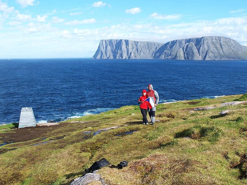 Pohled z nejsevernějšího místa Evropy, výběžku Knivskjellodden, na útes Nordkappu