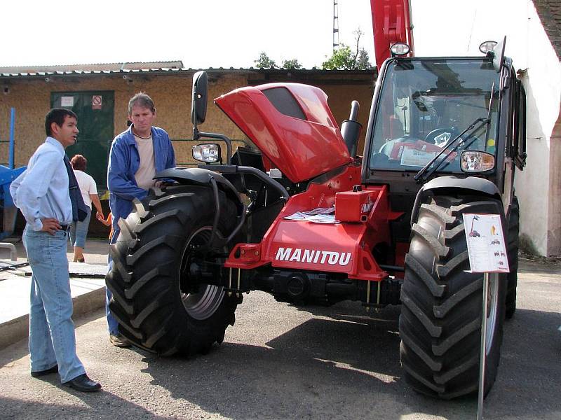 Setkání chmelařů ve Stekníku doprovodila výstava zemědělské techniky.