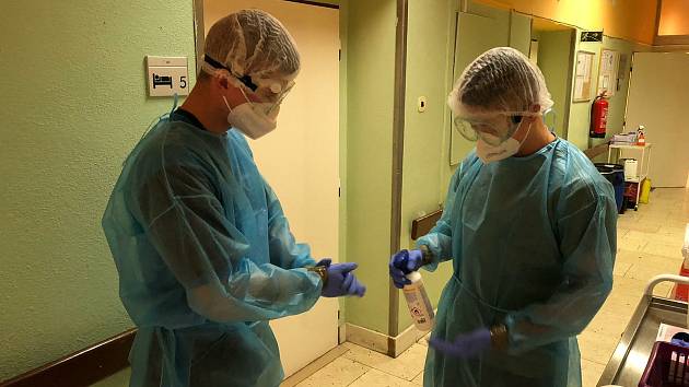 Vojáci ze žateckého 41. mechanizovaného praporu pomáhají v nemocnicích v boji s koronavirem.
