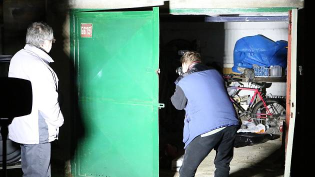 Kriminalisté zkoumají vykradenou garáž. Ilustrační foto