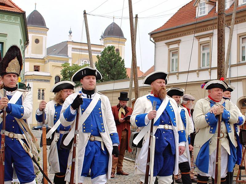 Den památek v Žatci: zábavná připomínka odhalení a stržení sochy císaře Josefa II. na náměstí.