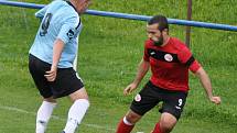 Domoušice (v červeném) jsou v úvodu sezony k nezastavení. Doma porazily Vilémov 2:0.