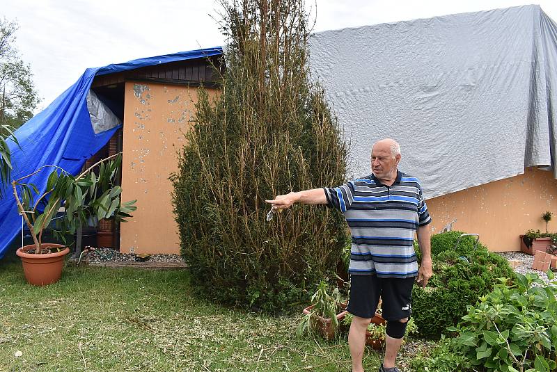 Poničený dům Tomáše Ratiborského ve Stebně.