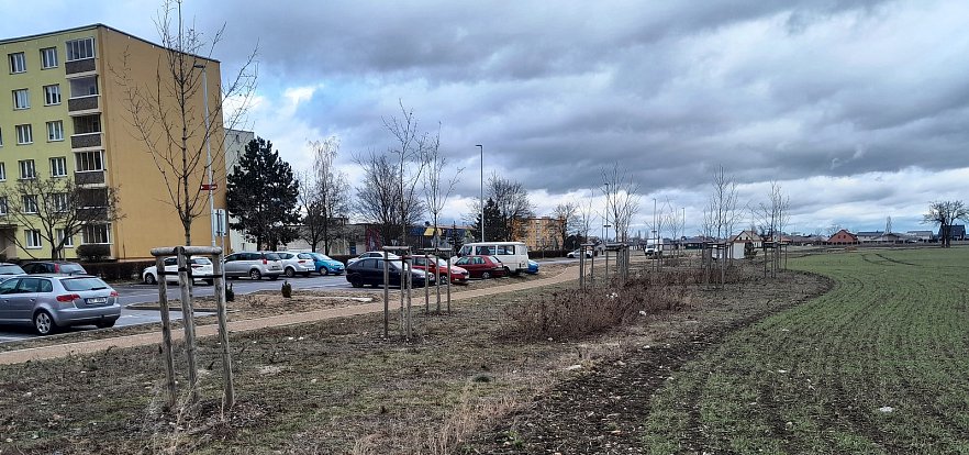 Město Žatec se chystá na svém největším sídlišti Jih postavit nové parkoviště. Vyroste v místě dnešního pole u ulice Stavbařů.