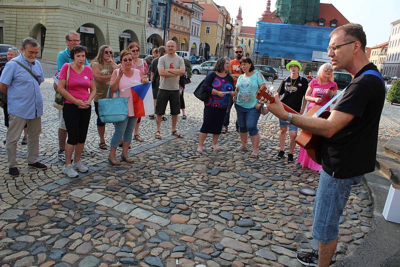 Pět desítek lidí se sešlo v úterý v podvečer u Morového sloupu na centrálním náměstí v Žatci.