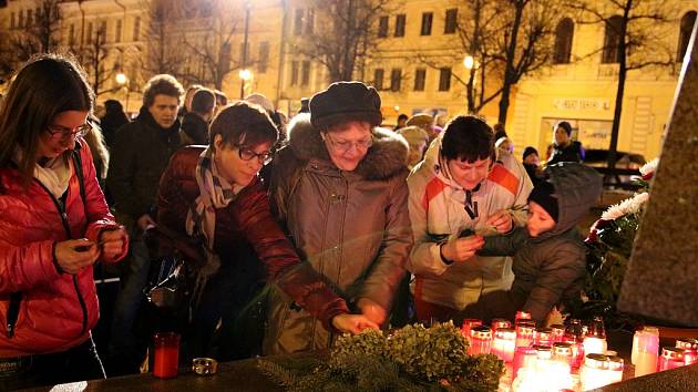 Vzpomínkové setkání 17. listopadu na Mírovém náměstí v Lounech.