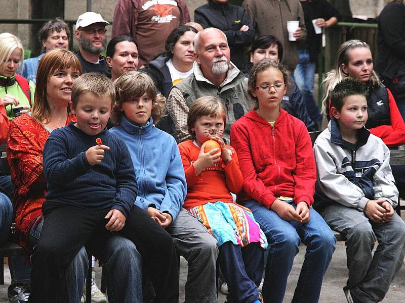 Lidé se baví na Dobrodění 2011