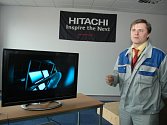 Martin Walter, designe inženýr Hitachi, ukazuje v její žatecké továrně ultratenký televizor řady UT.