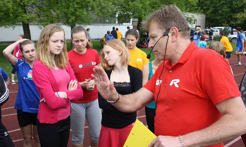 Zdeněk Pištora, hlavní organizátor akce, udílí pokyny sportovcům