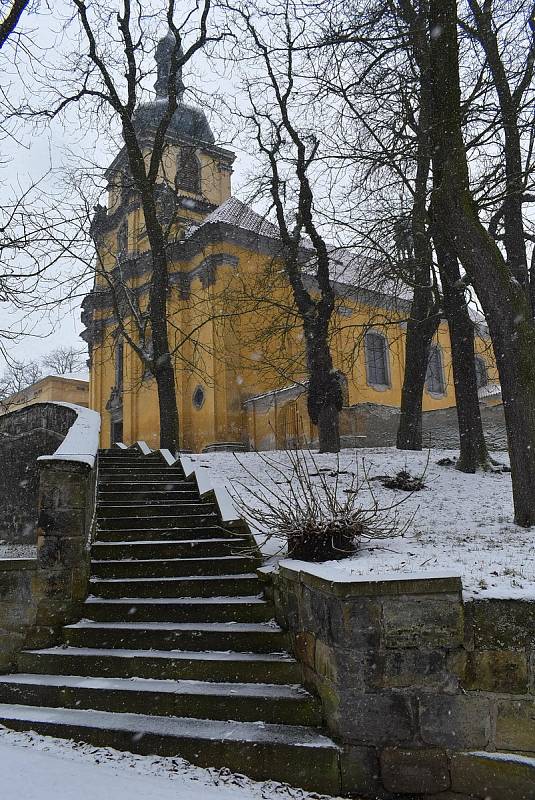 Římskokatolický kostel svatého Petra a Pavla v Peruci je, ač to tak na první pohled nevypadá, ve špatném stavu.