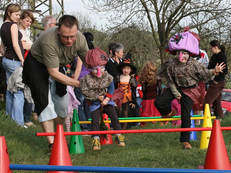 Tradiční pálení čarodějnic na Červeňáku u Dobroměřic, 2010.