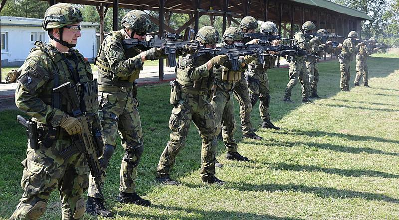 Instruktoři 4. brigády rychlého nasazení v Žatci střílí s útočnými puškami Bren na vojenské střelnici ve Vršovicích u Loun.