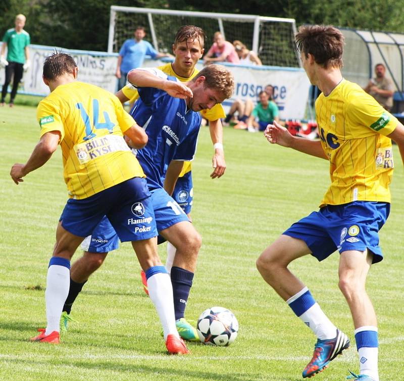 Utkání Loun (v modrém) proti juniorce Teplic. Na snímku bojuje domácí František Lazarik