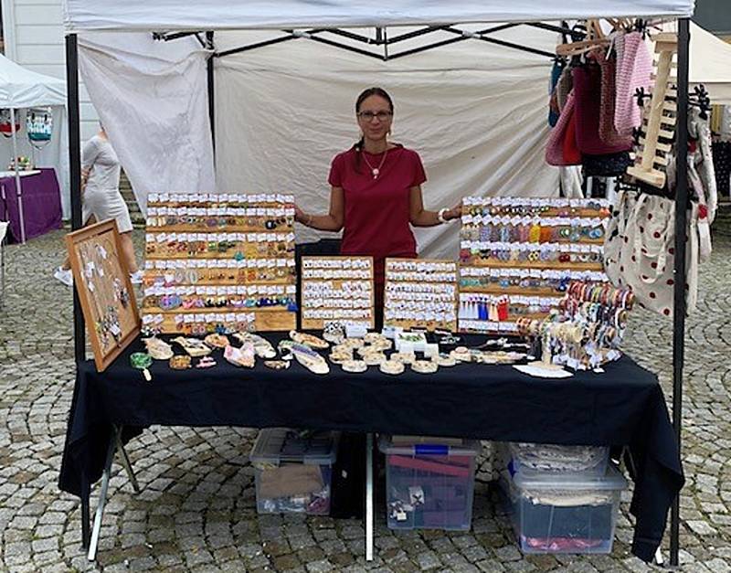 Jana Plecitá trhy nejen organizuje, zároveň na nich také prodává. Ve svém volném čase vyrábí šperky z korálků.
