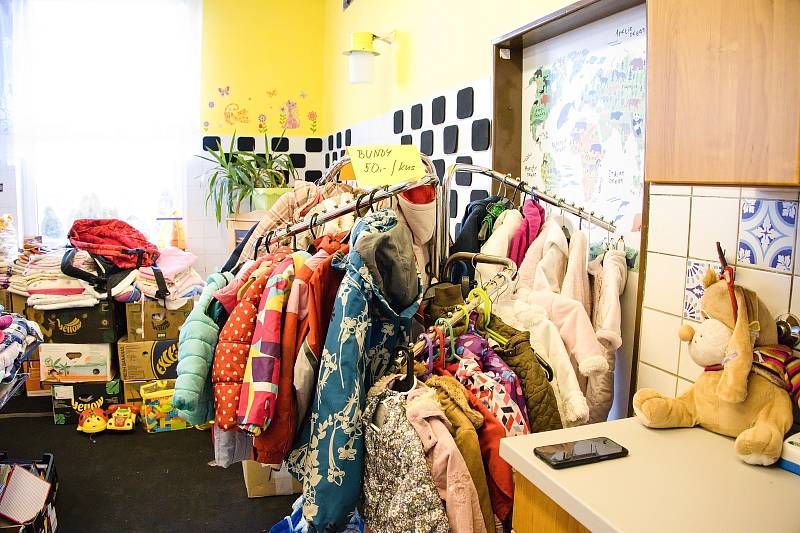 Spolek zve na Dobrobazar, výtěžek z prodeje oblečení půjde na věci pro potřebné.