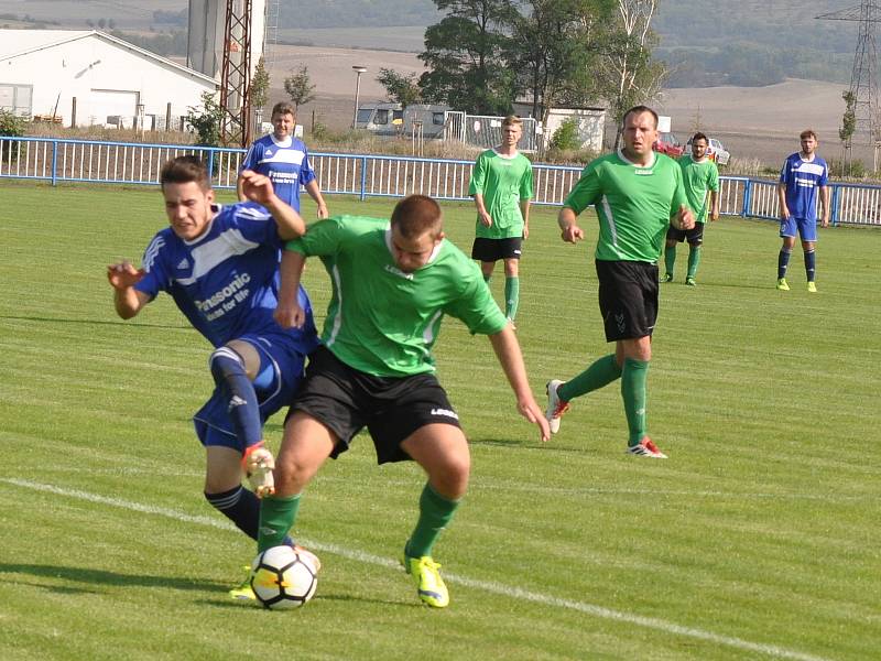 Fotbalisté Března (v zeleném) si i v deseti odvezli z Lenešic zaslouženě dva body.