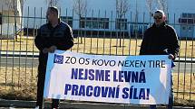 Odboráři z Nexen Tire v úterý 8. března demonstrovali před továrnou. Žádají podepsání kolektivní smlouvy a vyšší mzdy.