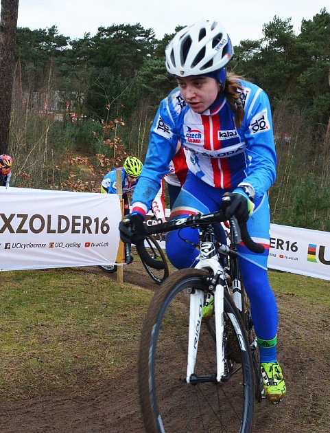 Závod žen do 23 let na MS v cyklokrosu v Zolderu. Nikola Nosková získala stříbro. Na tréninku se jí věnoval reprezentační trenér Petr Dlask, jeho péče se vyplatila.