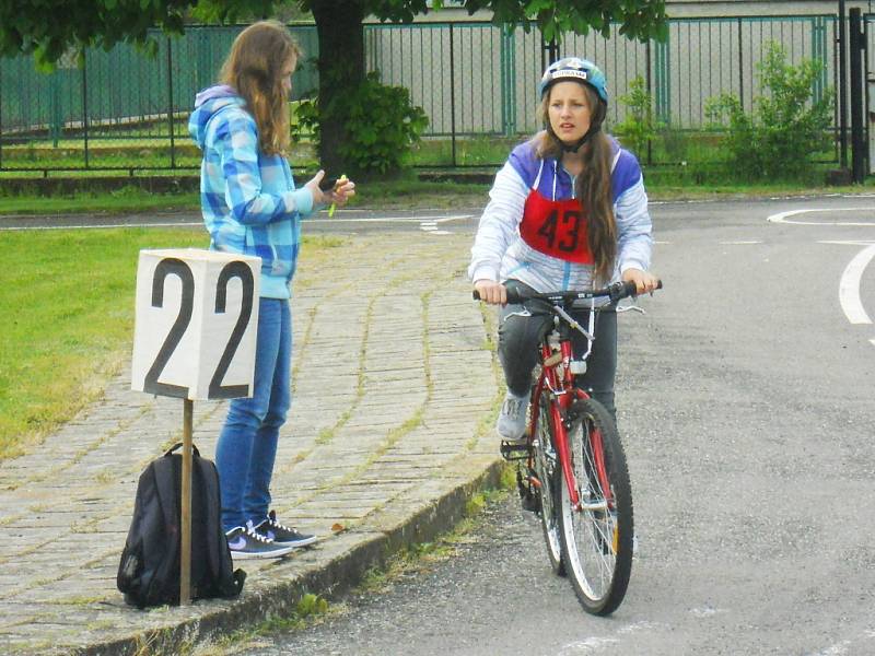 Soutěž mladých cyklistů na dopravním hřišti v Žatci