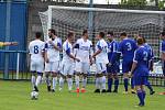 Fotbalisté Loun (v bílém) podlehli Hrobcům 1:3.