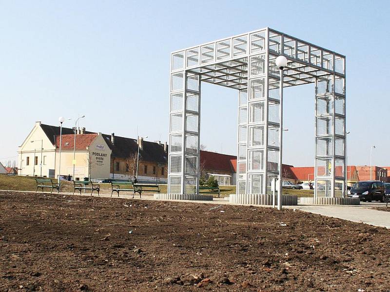 Hlína a špína, to je budoucí park na Rynečku v Lounech.