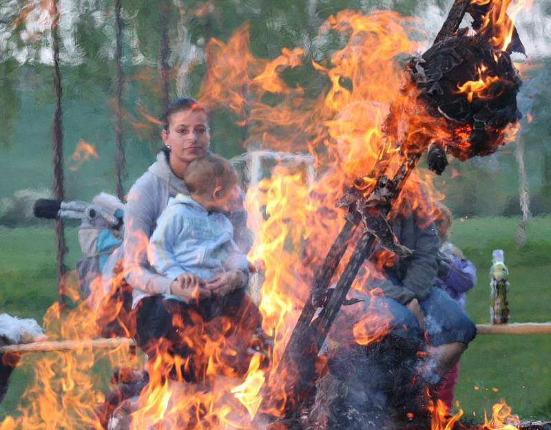 Tradiční pálení čarodějnic v Košticích na Lounsku, 2012.