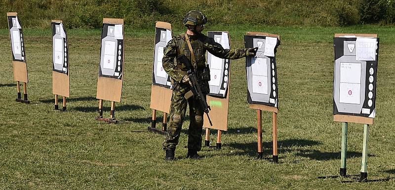 Instruktoři 4. brigády rychlého nasazení v Žatci střílí s útočnými puškami Bren na vojenské střelnici ve Vršovicích u Loun.