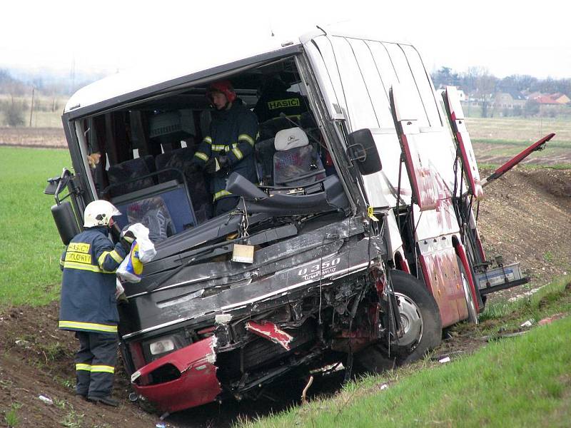 Při čelním střetu s autobusem  u Bitozevsi uhořel řidič seatu
